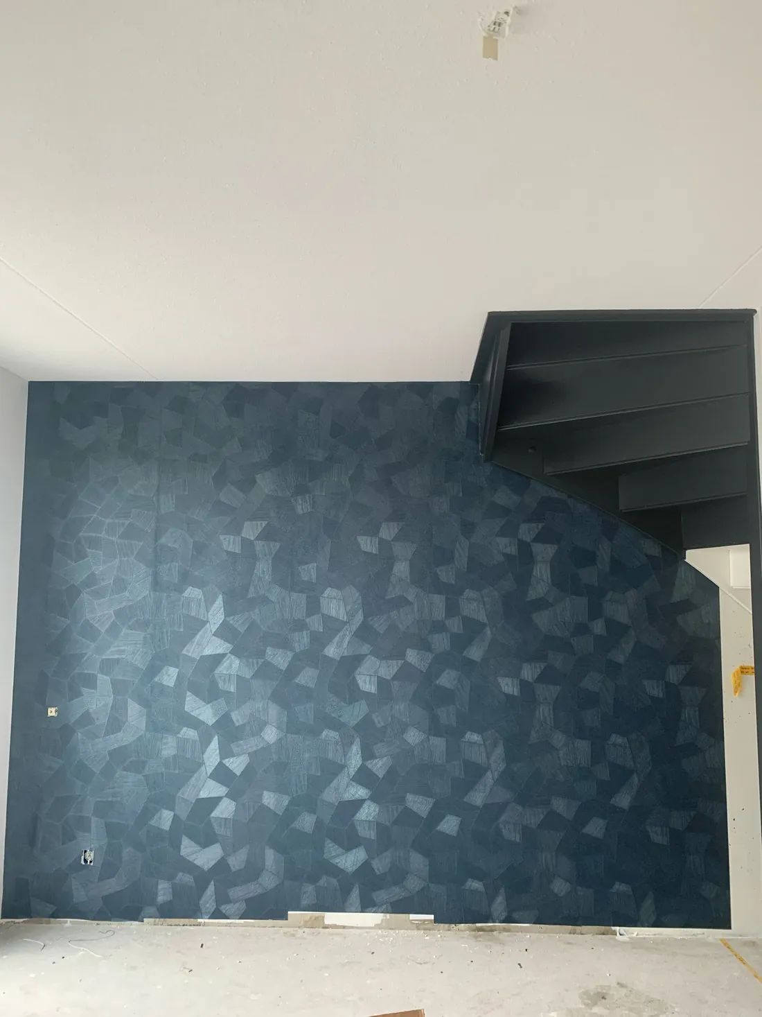 Diepblauw Arte-behang met geometrisch patroon
