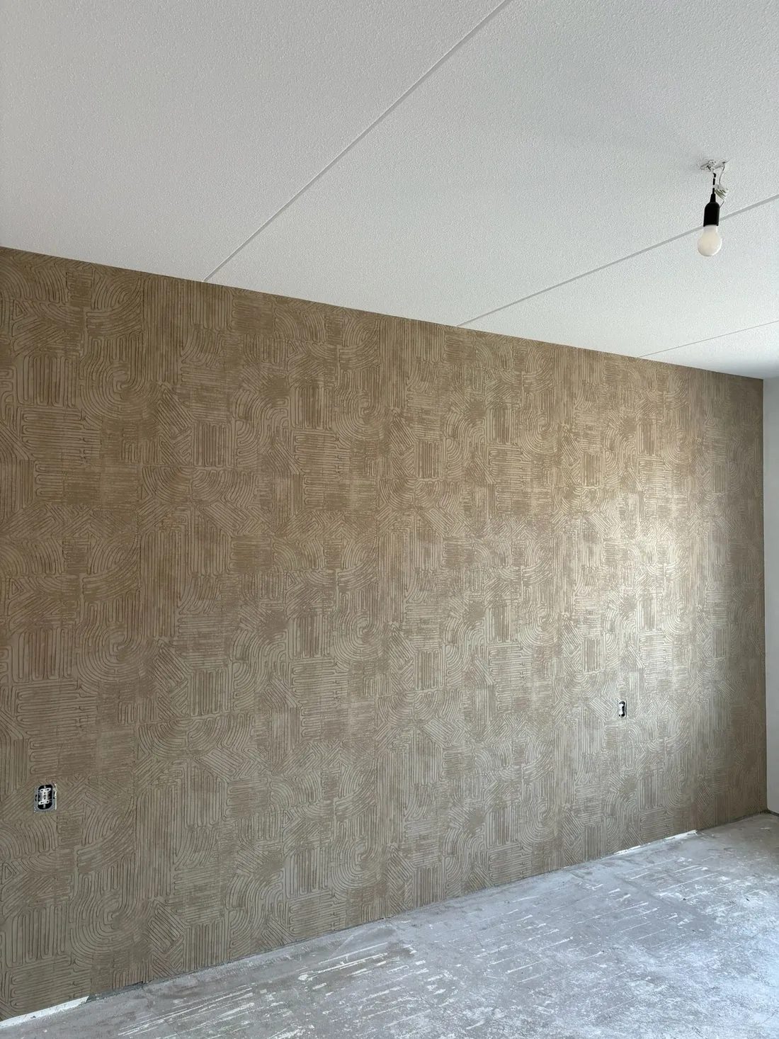 Slaapkamer met warm taupe structuurbehang