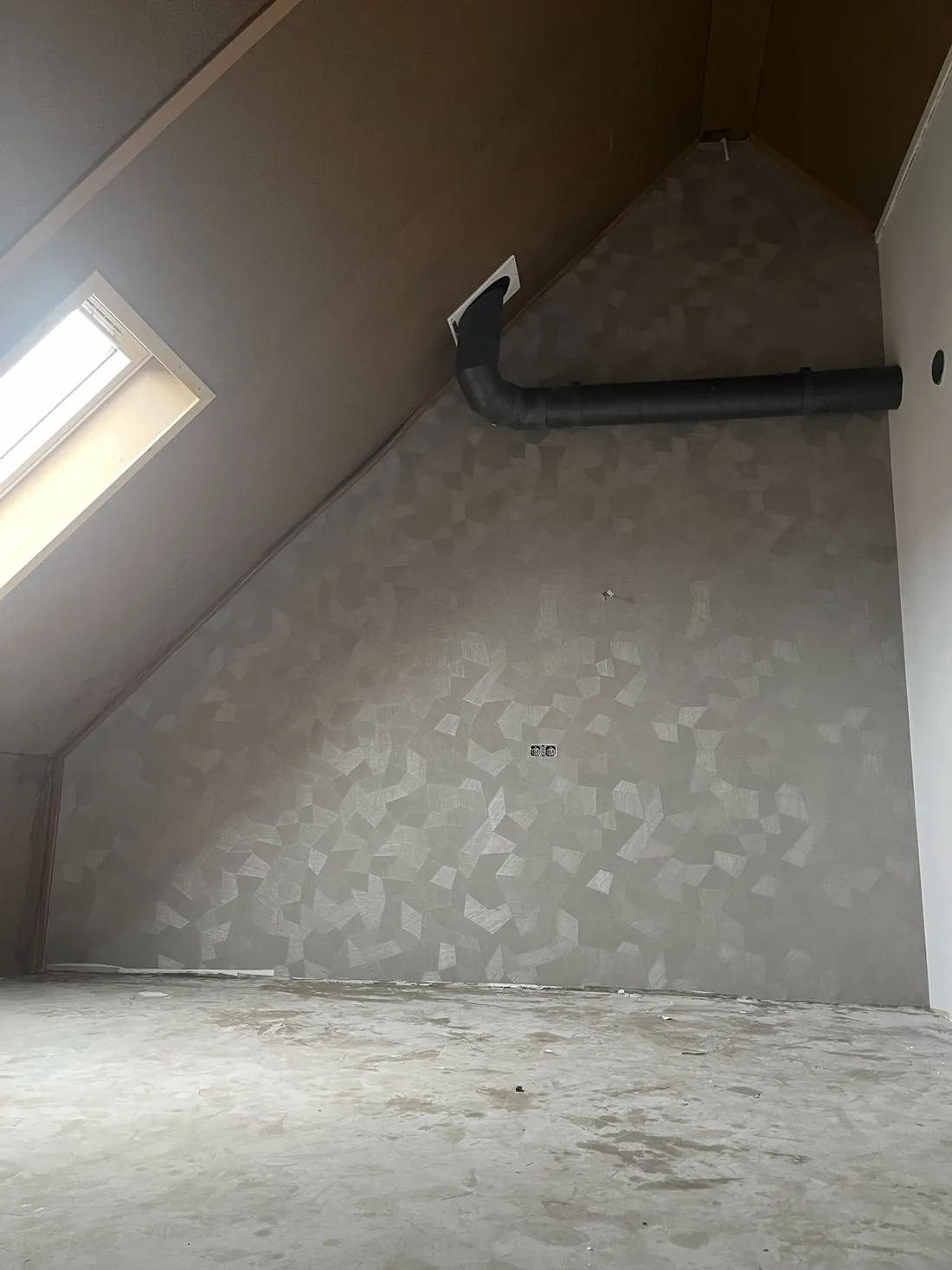 Zolderkamer met behang strak aangebracht op een schuine wand